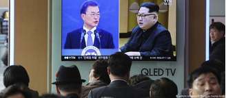 TV em Seul mostra líderes norte-coreano e sul-coreano (esq.)
