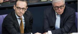 Ministro Maas (esq.) e presidente Steinmeier chamam atenção para aspectos distintos da crise internacional com a Rússia