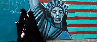 Grafite anti-EUA próximo à embaixada americana em Teerã