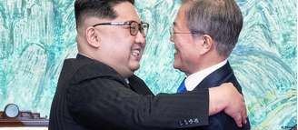 O ditador Kim Jong-un e o presidente sul-coreano, Moon Jae-in durante encontro saudado como "histórico". 