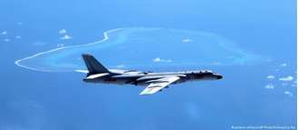 Um bombardeiro H-6K voando sobre o Mar da China Meridional. Iniciativa marca novo episódio de tensão na região. 