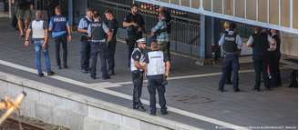 Policiais e testemunhas na estação central de Flensburg, no norte da Alemanha