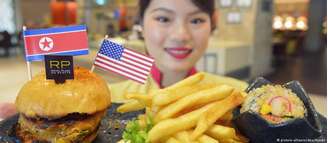 Garçonete de restaurante em Cingapura mostra hambúrguer especial criado por ocasião do encontro Kim-Trump 