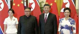 Líderes norte-coreano, Kim Jong-un, e chinês, Xi Jinping, com suas mulheres em Pequim