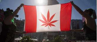 Bandeira canadense com folha de maconha: legalização era promessa de campanha de Trudeau