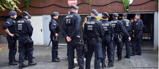 Policiais revistam apartamentos de edifício em Colônia onde foi encotrada ricina, substância altamente tóxica