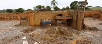 Lama cobre escola em vilarejo de Bento Rodrigues após rompimento de barragem