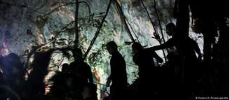 Equipe de elite da Marinha tailandesa tenta encontrar saída segura para grupo de jovens presos em caverna
