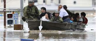Membros das Forças de Autodefesa do Japão auxiliam no resgate de pessoas ilhadas pelas enchentes na província de Okayama. 