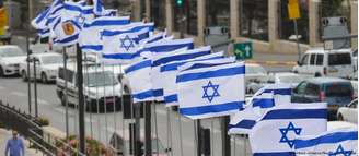 Nova lei estabelece bandeira branca e azul com a Estrela de Davi no centro como um dos símbolos de Israel