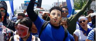 Manifestantes participam de marcha contra o governo de Daniel Ortega, em Manágua, em 12 de julho de 2018