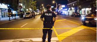 Policial na avenida onde ocorreu o atentado, em Toronto