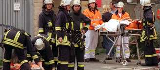 Feridos são atendidos no local do atentado, a estação de trem Wehrhahn, em 2000