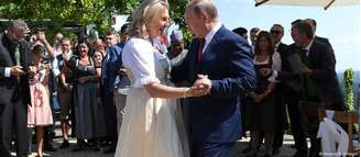 Putin dança com a noiva e chefe da diplomacia da Áustria, Karin Kneissl