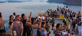 Turistas na cidade grega de Santorini
