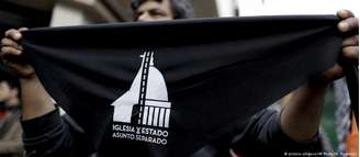 Vendedor oferece lenço com slogan pró Estado laico durante "apostasia coletiva" em Buenos Aires