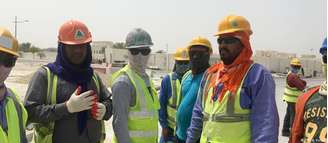 Operários estrangeiros no Catar enfrentam condições ruins de trabalho e moradia
