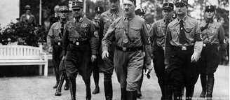 Adolf Hitler marcha em direção ao Reichstag em Berlim no dia em que tomou posse como chanceler