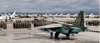 Aeronaves russas na base de Hmeymim, na Síria, para onde avião retornava quando foi abatido