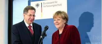 Merkel ao lado de Hans-Georg Maassen, que até há pouco comandava o serviço secreto interno