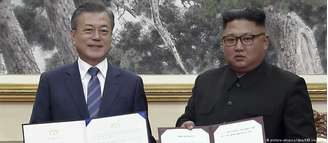 Moon e Kim exibem declaração conjunta assinada em Pyongyang
