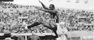 Bob Beamon durante salto em distância nas Olimpíadas da Cidade do México, em 1968