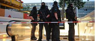 Policiais alemães diante da estação central de trens em Munique após tiroteio em centro comercial, em 2016