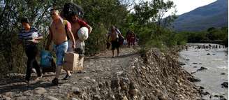 Venezuelanos atravessam fronteira com a Colômbia 