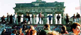 Após o anúncio da liberdade de viajar, alemães-orientais tomaram o Muro