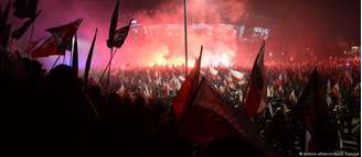 Dezenas de milhares de pessoas participaram da manifestação em Varsóvia