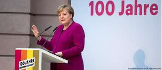 Chanceler Angela Merkel discursa em evento sobre os 100 anos do sufrágio feminino na Alemanha