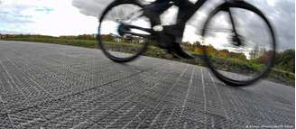 Malha de células fotovoltaicas que cobre ciclovia é autolimpante