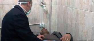 Mais de 100 vítimas foram tratadas com sintomas de ataque com gás de cloro, segundo autoridades sírias