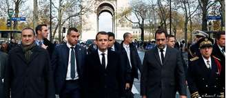 Presidente esteve nas imediações do Arco do Triunfo, no centro da capital francesa