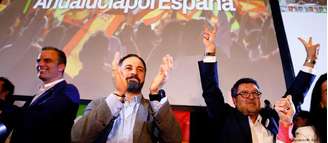 Líder do Vox Santiago de Abascal (c) e o candidato regional Francisco Serrano (dir.) comemoram êxito eleitoral