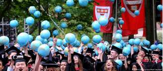Felizes por se formar – e endividados até o pescoço: 42% dos americanos contraem dívidas para completar universidade