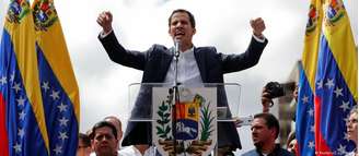 Diante de multidão, presidente da Assembleia Nacional, Juan Guaidó, se declara presidente interino