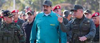 Maduro acompanha exercício militar 