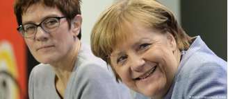 Annegret Kramp-Karrenbauer (e.) adotou curso de emancipação em relação a Merkel (d.)