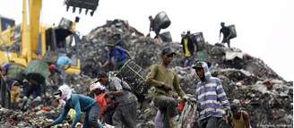 Trabalhadores em lixão na Indonésia: país introduziu restrições à importação de lixo após decisão da China