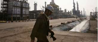 Uma refinaria próxima de Teerã. O petróleo é a principal fonte de receita do governo iraniano