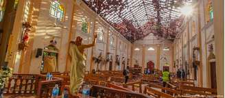 Interior e telhado destruídos da igreja de São Sebastião na cidade de Negombo, ao norte de Colombo, no Sri Lanka