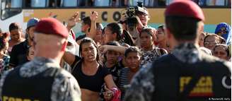 Familiares de detentos reagem a mortes diante de presídio no Amazonas
