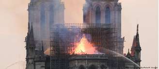 Incêndio  destruiu parte do telhado da catedral em 15 de abril 