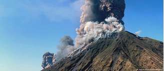 O Stromboli é um dos vulcões mais ativos do planeta e entra regularmente em erupção desde 1932