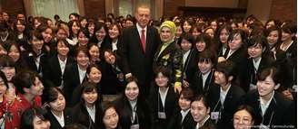 Erdogan e sua esposa, Emine, durante visita a uma universidade exclusiva para mulheres no Japão 