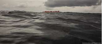 Migrantes esperam para serem resgatados na costa da Líbia (foto de 2018)