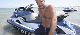 De férias no litoral italiano, Salvini anuncia fim da coalizão de governo