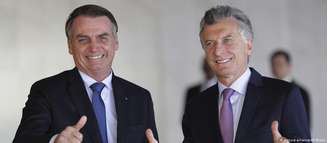 Bolsonaro vem se envolvendo ativamente nas eleições argentinas com ataques contra ex-presidente Cristina Kirchner, adversária de Macri (dir.)