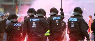Polícia alemã em confronto com manifestantes de ultradireita em Chemnitz